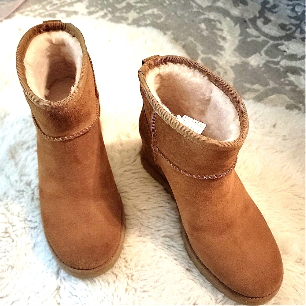 UGG CLASSIC FEMME MINI WEDGE BOOT